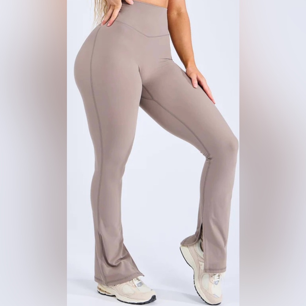 Buffbunny Rosa bootcut leggings Chai latte M
